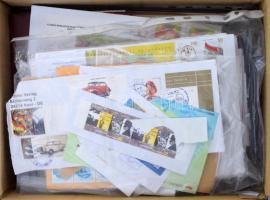 Vegyes tétel, benne levelek, kivágások, 2 kisebb berakó stb.