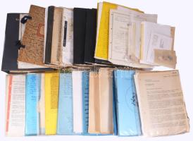 ca 1880-1980 ifj dr Kismarty-Lechner Loránd Kismarty-Lechner Jenő unokaöccse, Lechner Ödön leszármazottjának és családjának okmány hagyatéka. A család történetével kapcsolatos okmányok, feljegyzések, kis részt a XIX. századból . nagyrészt a XX. sz második feléről. A családtagok életrajzai, személyes okmányok, közöttük a rokon Hümpfner családdal kapcsolatos iratok. Lechner Lóránd mérnöki témájú cikkei, kéziratai, újságkivágásai. Nagy doboznyi.