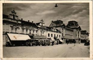 1941 Beregszász, Beregovo, Berehove; Vármegyeháza utcarészlettel, Grand Hotel Szálloda, kávéház, Dobos parfüméria, Weisz Sándor, Hartmut, Schwartz Dezső üzlete, automobil, autóbusz. / hotel, county hall, café, perfumery, shops, automobile, autobus (szakadás / tear)