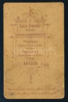 cca 1870 Katona egészalakos portréja, oldalán karddal (utászkard?), vizitkártya Drescher Lajos (Loui...