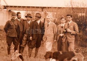 11 db régi vadászati fotó, vegyes állapotban, 6x9,5 cm és 20x9,5 cm között