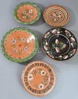 5 darab népi kerámia tányér, d: 24 cm alatt