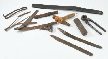 Doboznyi antik cipész szerszám, ritka darabokkal.