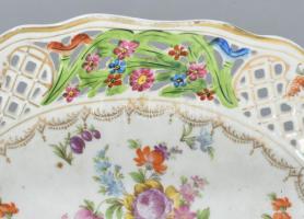 Antik kézzel festett áttört mintás kínáló, jelzés nélkül, kopással, 33x21 cm