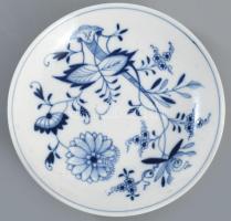 4 darab porcelán és fajansz tál, közte Meissen máz alatti kobaltkék hagymamintával festett áttört dí...