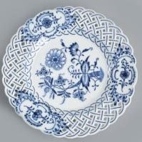 4 darab porcelán és fajansz tál, közte Meissen máz alatti kobaltkék hagymamintával festett áttört dí...