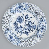 4 darab porcelán és fajansz tál, közte Meissen máz alatti kobaltkék hagymamintával festett áttört dí...