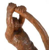 Faragott fa munkás szobor, m: 21 cm