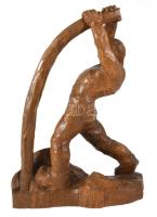Faragott fa munkás szobor, m: 21 cm