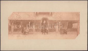 cca 1900 Mosonmagyaróvár, férfiak csoportképe egy épület tornácán, kartonra ragasztott fotó, felületén törésnyom, vágott sarkak, 11×28 cm