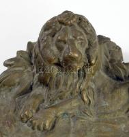 Öntött bronz oroszlán figurás tintatartó, sérült betéttel, h: 20 cm