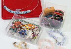 Doboznyi bizsu tétel, közte kézzel készült darabok, rózsakvarc, stb