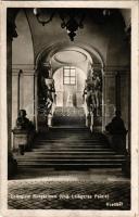 A magyar tudományos intézmények otthona Bécsben (Ezelőtt a m. k. testőrség palotája), előtér a főlépcsővel . Hungarika / Collegium Hungaricum, Ung. Leibgarde Palais, Vestibül / Home of the Hungarian Scientific Institutes in Vienna (Formerly Palace of the Imperial Guard), entrance hall with staircase. Hungarica