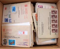 Kb 1.000 db döntően magyar levél, díjjegyes, közte sok ajánlott is, dobozban