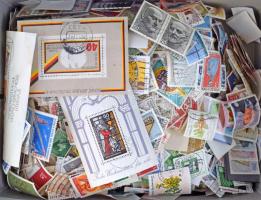 Forgalmi és képes bélyegek vegyesen, ömlesztve cipős dobozban