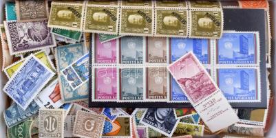 Sok száz külföldi bélyeg ömlesztve bonbonos dobozban