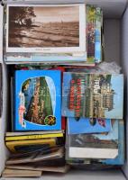 Kb. 250 db MODERN vegyes város képeslap dobozban, közte kb. 20 db leporello képeslapfüzet / Cca 250 modern town postcards and leporello booklets in a box