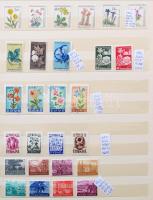 Állat és virág motívum bélyegek A4 berakóban, közte kevés egyéb bélyeg