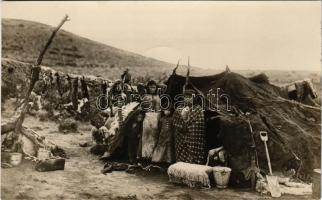Raza indígena de la Patagonia / indigenous family from Patagonia. Foto Polt