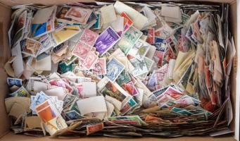 Kb 9.000 db vegyes külföldi bélyeg ömlesztve dobozban