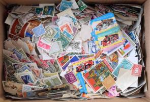 Kb 12.000 db vegyes külföldi bélyeg ömlesztve dobozban