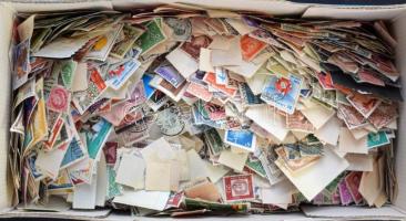 Több ezer db vegyes külföldi bélyeg ömlesztve dobozban