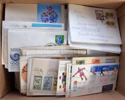 Kb 1.000-1.200 db vegyes külföldi levél, díjjegyes nagy kartondobozban