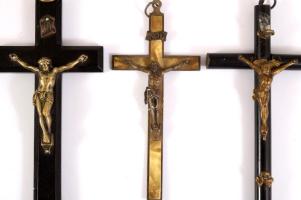 Vegyes kegytárgy tétel, 4 darab kereszt és 3 darab rózsafüzér
