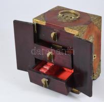 Kínai ékszeres asztali szekrény, sárgaréz veretekkel és faragott tábla berakásokkal, benne a tradici...