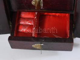 Kínai ékszeres asztali szekrény, sárgaréz veretekkel és faragott tábla berakásokkal, benne a tradici...