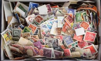 Kb 5.000 db régi és modern magyar bélyeg cipős dobozban ömlesztve