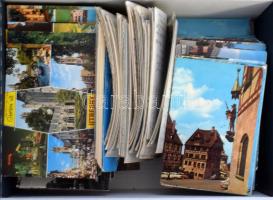 Kb. 400 db főleg európai város képeslap dobozban / cca. 400 mainly European town postcards in a box