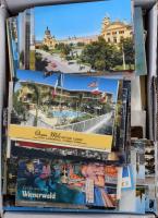 Kb. 400 db főleg európai város képeslap dobozban / cca. 400 mainly European town postcards in a box