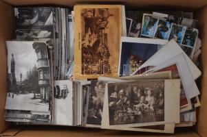 Kb. 800 db magyar és külföldi város képeslap, leporellofüzet dobozban / cca. 800 Hungarian and foreign town postcards in a box