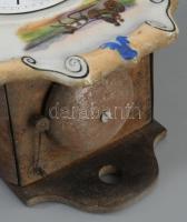 Antik parasztóra, porcelán lapján nemzeti színű festéssel, lovaskocsi ábrázolással, ingával, súllyal...