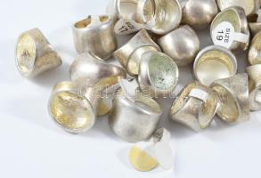 33 darab fém gyűrű, klf méretben, neszeszerben