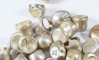 33 darab fém gyűrű, klf méretben, neszeszerben