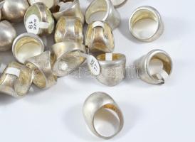 33 darab fém gyűrű, klf méretben, neszeszerben