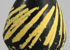 Gorka Lívia sárga-fekete mintás váza. Jelzett, pattogzásokkal, m: 19 cm