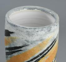 Gorka Lívia vonalazott mintás váza. Jelzett, hibátlan, m: 22,5 cm