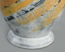 Gorka Lívia vonalazott mintás váza. Jelzett, hibátlan, m: 22,5 cm