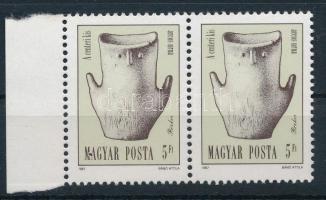 1987 Régészet 5Ft ívszéli pár, egyik bélyegen folt az "M" és "A" betűk között lemezhiba (8.000)