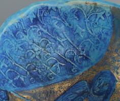 Kun Éva (1948-): Emberalakos kínáló. Türkizmázas, aljánál pattogzással, fülénél restaurált?, d: 23 c...