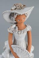 Lászlop jelzéssel: Hölgy legyezővel. Jelzett, kis kopással, m: 26 cm