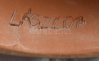 Lászlop jelzéssel: Hölgy büszt. Jelzett, kis kopással, m: 18 cm