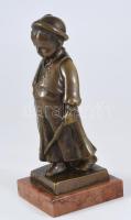 feltehetően Berán Lajos (1882-1943): A Pétörke. Bronz, márvány talapzaton, jelzés nélkül, m: 19,5 cm
