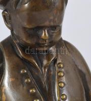 feltehetően Berán Lajos (1882-1943): A Pétörke. Bronz, márvány talapzaton, jelzés nélkül, m: 19,5 cm