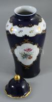 Wallendorf kobaltkék alapon virágmintás fedeles váza. Jelzett, hibátlan, m: 31 cm