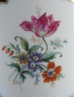 Wallendorf kobaltkék alapon virágmintás fedeles váza. Jelzett, hibátlan, m: 31 cm