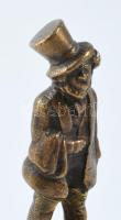 Kalapos férfi bronz figura fa talapzaton, m: 10 cm
